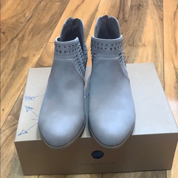 Laser cut out ankle booties - Picture 2 of 5